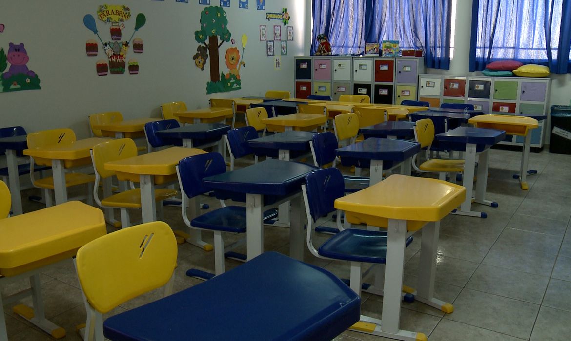 Economia: Pais podem negociar reajuste nas mensalidades com as escolas