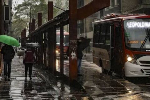 Tempo fica chuvoso em grande parte do país nesta segunda-feira