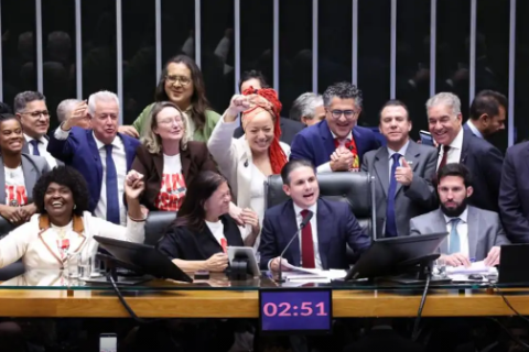 Câmara aprova, em dois turnos, PEC pelo fim da escala 6x1