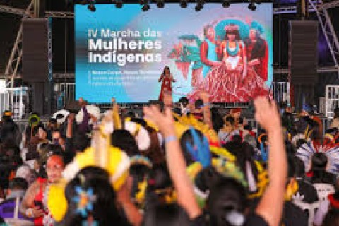 Direitos Humanos Evento em Brasília reúne 5 mil mulheres indígenas que pedem proteção